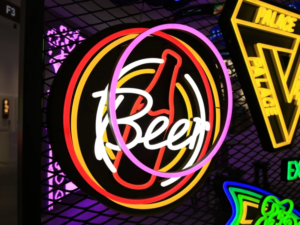 复古潮流光效，点亮夜间经济与网红空间